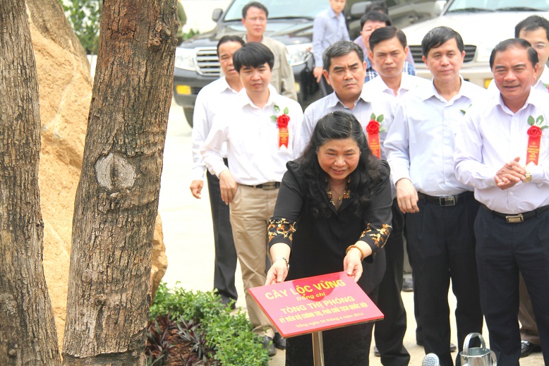 Đồng chí: Tòng Thị Phóng – Ủy viên Bộ chính trị, Phó Chủ tịch Quốc Hội cùng Đoàn Đại biểu thăm và trồng cây lưu niệm tại Nhà máy thủy điện Tà Cọ, tỉnh Sơn La